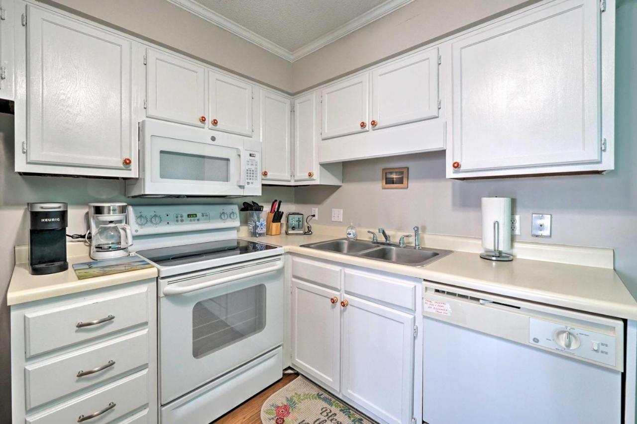 Condo With Balcony And Pool Walk To 2 Beach Accesses! แคโลไลนาบีช ภายนอก รูปภาพ